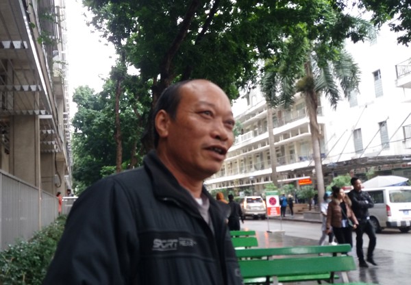 Rét cắt da cắt thịt, người nhà bệnh nhân co ro ngoài hành lang tìm cách trốn lạnh